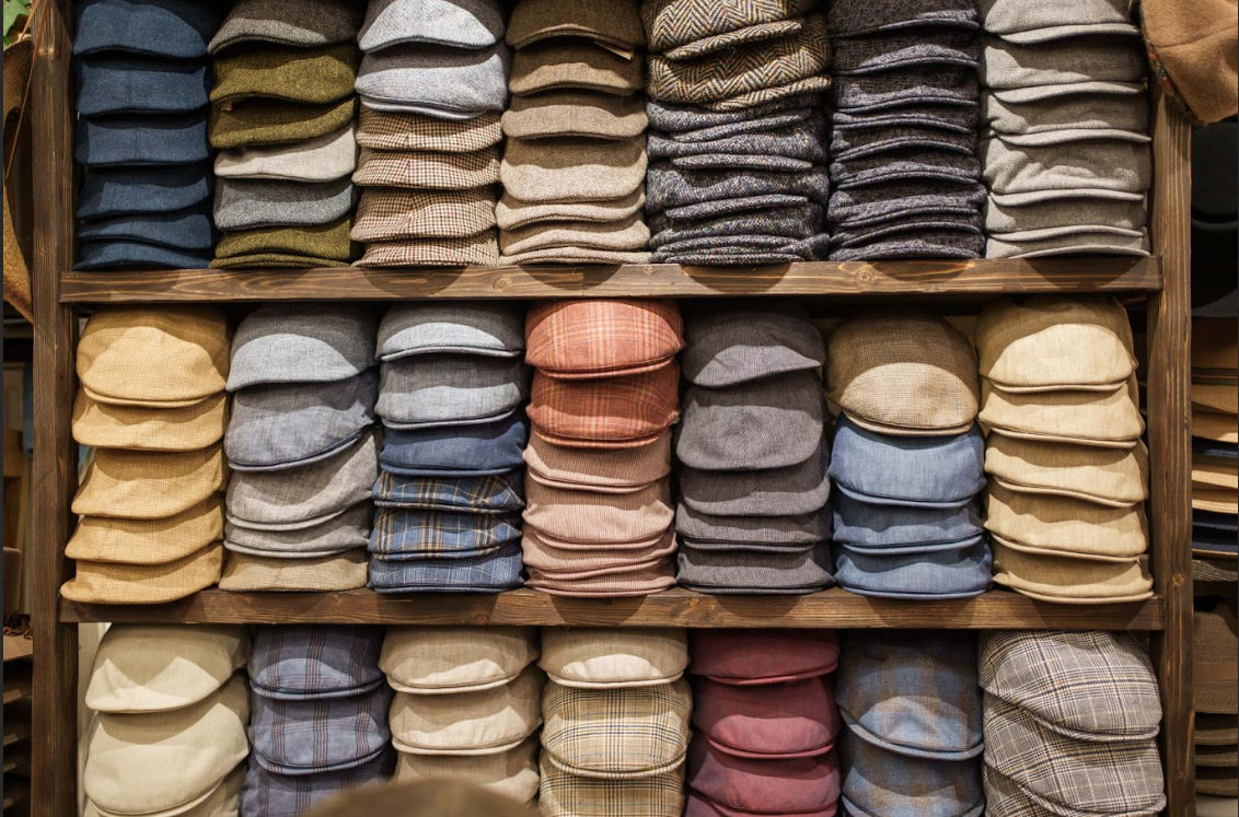 Detail vystavených klobouků v prodejně Carlsbad Hat Brno